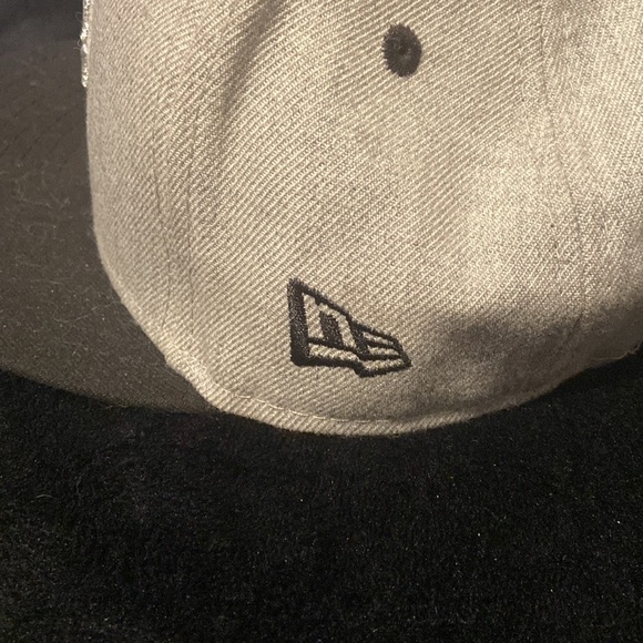 LA KINGS New Era Youth Hockey Cap RARE - Picture 5 of 7